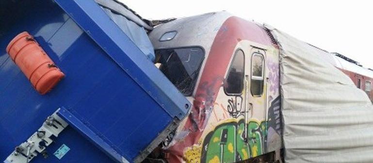 Σύγκρουση τρένου με φορτηγό στην Θεσσαλονίκη -Τέσσερις οι τραυματίες