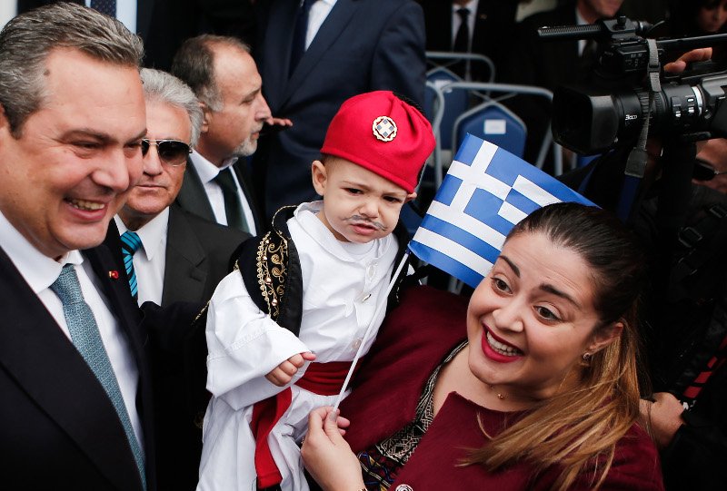 Μπόμπιρας ντυμένος τσολιάς, με μουστάκι και γκλίτσα έκλεψε την παράσταση στην παρέλαση της Θεσσαλονίκης (φωτο)