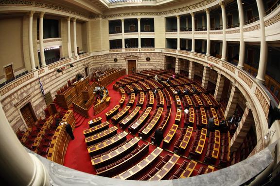 ΠΡΙΝ ΛΙΓΟ: Ένταση στη Βουλή - Διεκόπη η συνεδρίαση (video)