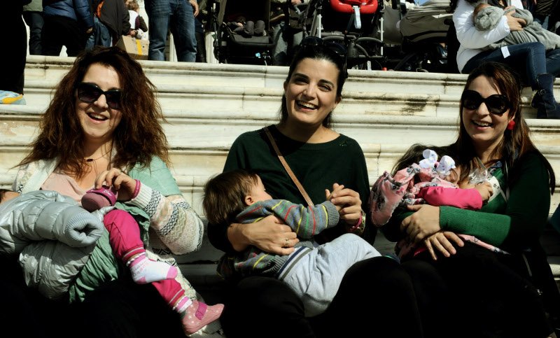 Δημόσιος θηλασμός: Μητέρες σε 50 πόλεις της Ελλάδας ενώθηκαν για να γιορτάσουν την Παγκόσμια Εβδομάδα Μητρικού Θηλασμού