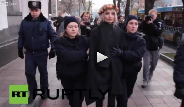 Femen: Διαμαρτυρήθηκαν γυμνόστηθες έξω από το Ουκρανικό κοινοβούλιο