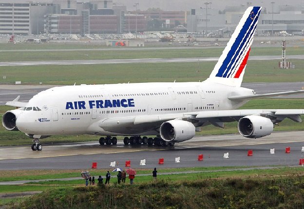 Air France: Απόλυση 4 εργαζόμενων & πρόστιμα σε άλλους 11, για την επίθεση σε διευθυντικά στελέχη