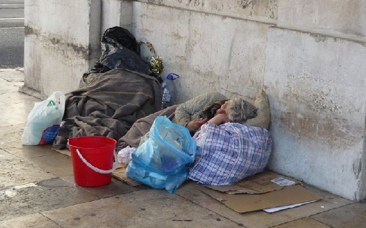 Άμεση λύση για τους άστεγους ζητούν 35 βουλευτές του ΣΥΡΙΖΑ