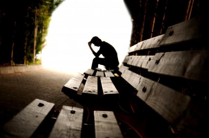 Τέσσερις στους δέκα άνδρες στη Μεγάλη Βρετανία έχουν σκεφτεί να αυτοκτονήσουν
