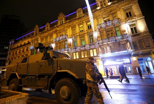 Σε κατάσταση συναγερμού παραμένουν οι Βρυξέλλες - Πέντε ακόμα συλλήψεις σήμερα