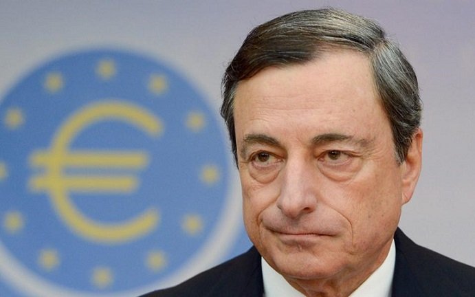 Αναθεώρηση της νομισματικής πολιτικής της ΕΚΤ προανήγγειλε ο Ντράγκι