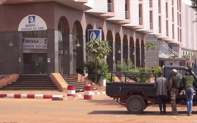 Σε εξέλιξη ομηρία σε ξενοδοχείο στο Μάλι – Ελεύθεροι 80 όμηροι μετά από έφοδο των ειδικών δυνάμεων