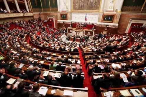 Η Γαλλία υπερψήφισε την επέκταση των αεροπορικών επιδρομών στη Συρία