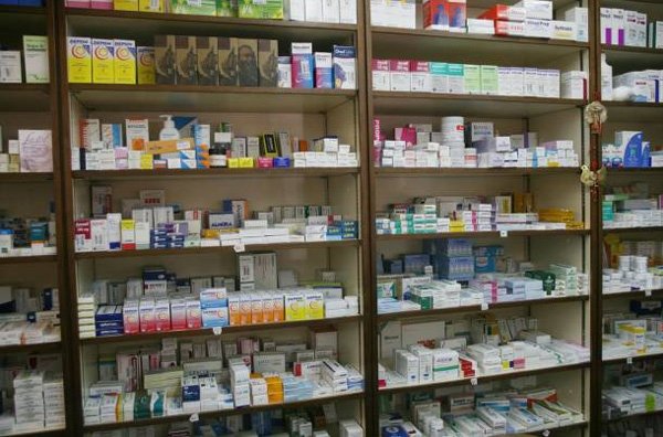 Αλλοδαποί στηρίζουν το κοινωνικό φαρμακείο στο Βόλο