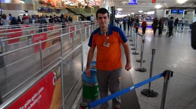 Κωνσταντινούπολη: Υπάλληλος του αεροδρομίου βρήκε τσάνταμε 24.000 ευρώ και την επέστρεψε