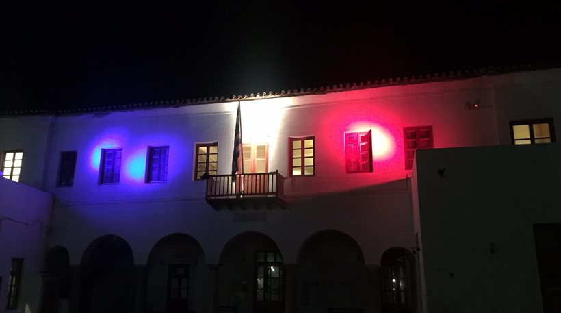 Με τα χρώματα της Γαλλίας φωτίσθηκε το δημαρχείο της Αθήνας και της Μυκόνου