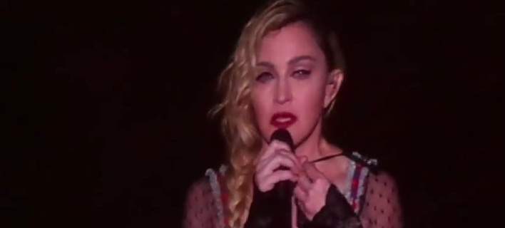 Madonna: "Λύγισε" on stage για τα θύματα στο Παρίσι