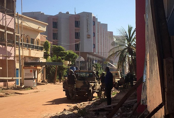 Λήξη της ομηρίας στο ξενοδοχείο στο Μάλι – Τουλάχιστον 18 νεκροί