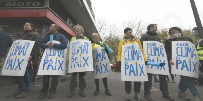 Εκατοντάδες ακτιβιστές σχημάτισαν ανθρώπινη αλυσίδα στο Παρίσι για το κλίμα