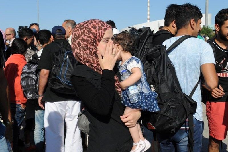 Σχεδόν 2000 πρόσφυγες αποβιβάστηκαν το πρωί στο λιμάνι του Πειραιά