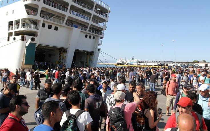 Στο λιμάνι του Πειραιά ακόμη 3.657 πρόσφυγες