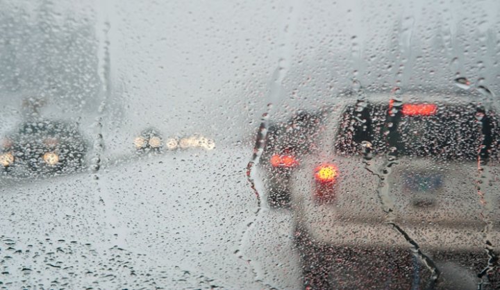 Έντονη βροχόπτωση στην Αττική – Προβλήματα στην κυκλοφορία σε Πειραιά & νότια προάστια
