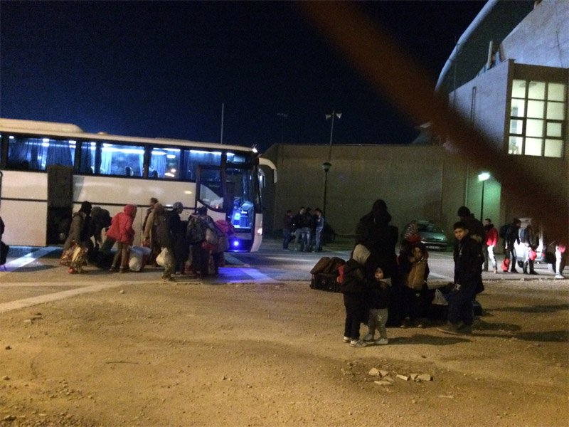 Στο κλειστό γήπεδο του Τάε Κβο Ντο στο Φάληρο δεκάδες πρόσφυγες & μετανάστες από την Ειδομένη