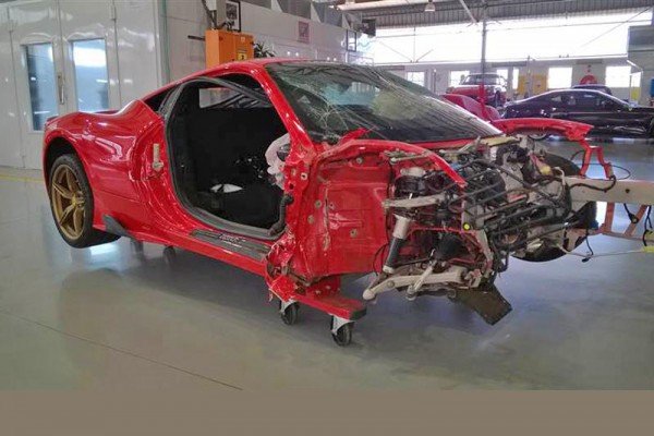 Τρακαρισμένη Ferrari 458 Speciale πωλείται 63.500 ευρώ!