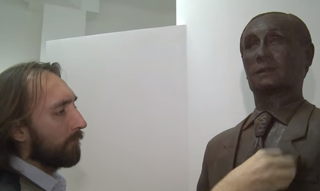 Εφτιαξαν το άγαλμα του Πούτιν από... σοκολάτα (video)