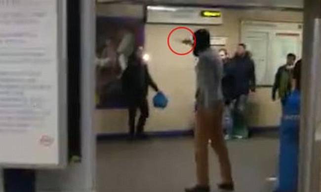 Τρόμος στο Λονδίνο: Άνδρας έκοψε το λαιμό επιβάτη φωνάζοντας «για τη Συρία» (video)