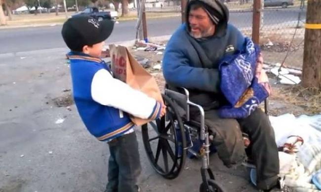 Ένας 6χρονος «θυσίασε» το χριστουγεννιάτικο δώρο του για να βοηθήσει έναν άστεγο