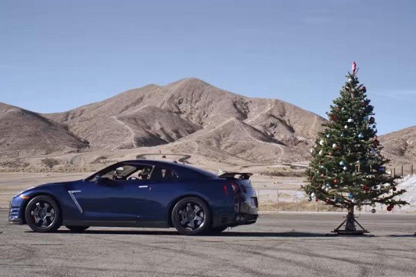 Ξεστόλισμα χριστουγεννιάτικου δέντρου με Nissan GT-R!