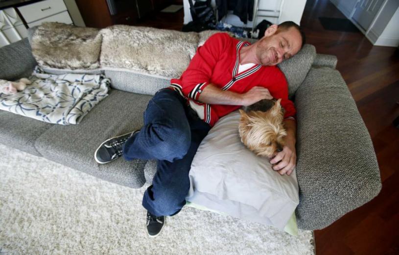 Η συγκλονιστική ιστορία του γιατρού - φορέα του AIDS και του σκύλου του, που του έσωσε τη ζωή
