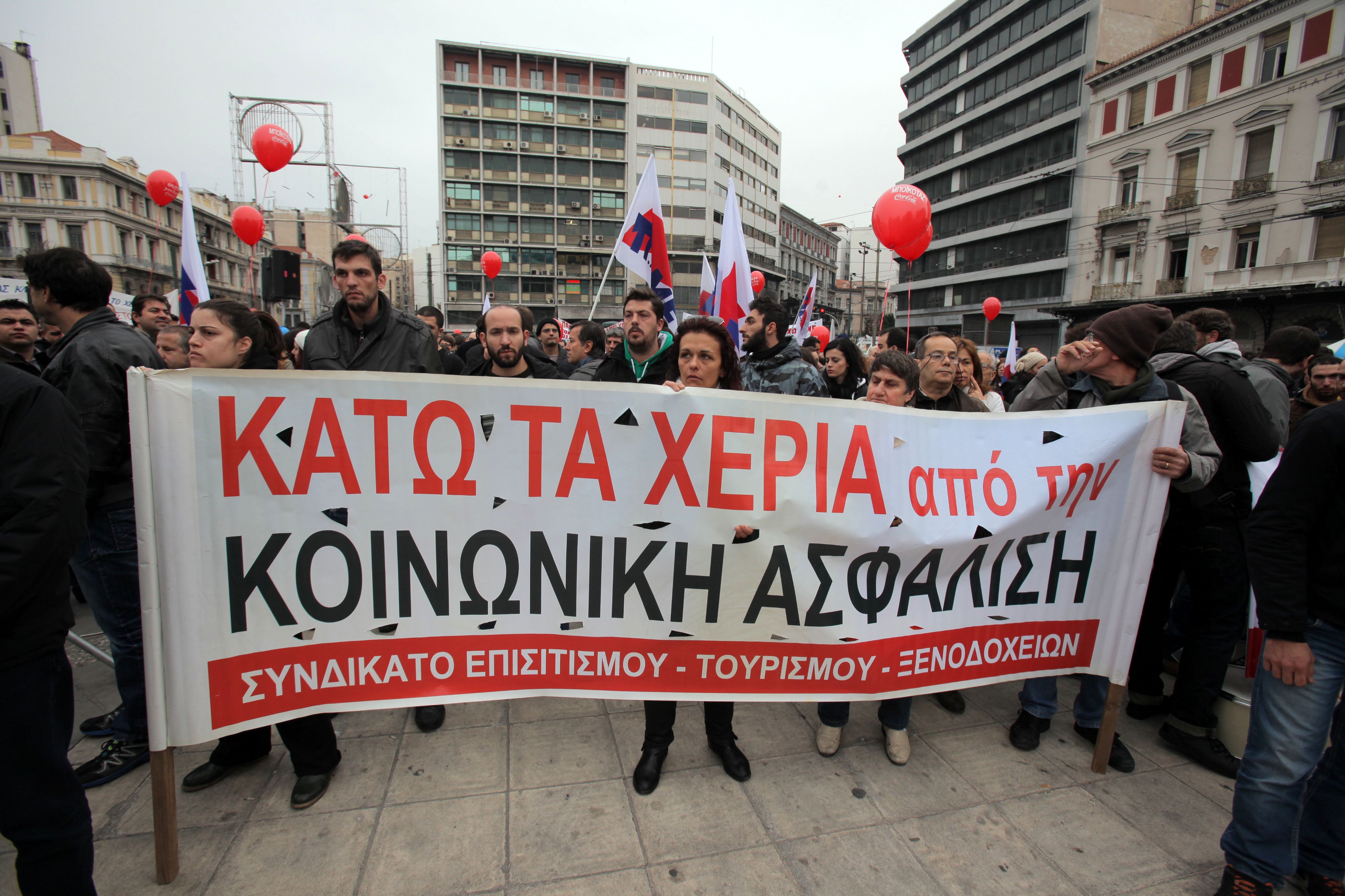 Η χώρα... παραλύει και ο ΣΥΡΙΖΑ καλεί ξανά τους πολίτες σε απεργία