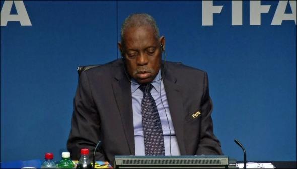Στέλεχος της FIFA... κοιμάται σε συνέντευξη Τύπου (video)
