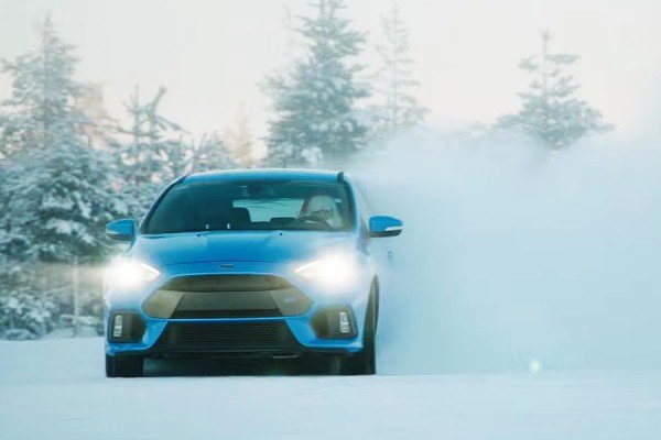 Ο Άγιος Βασίλης ντριφτάρει με το νέο Ford Focus RS! (video)