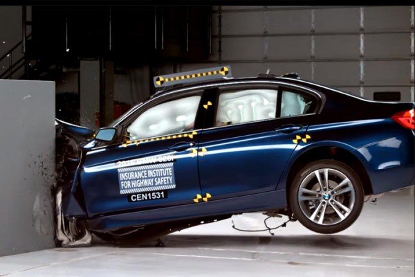 Μέτρια η BMW Σειρά 3 στη μετωπική σύγκρουση του IIHS (+video)
