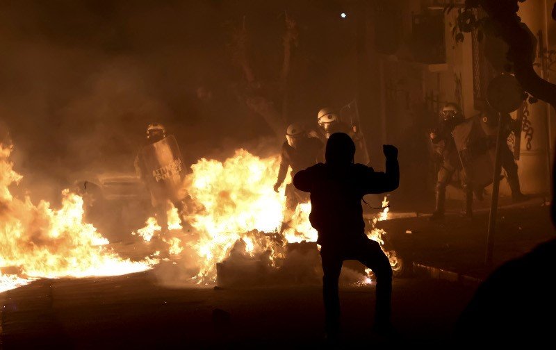 Πεδίο μάχης το κέντρο της Αθήνας - Καταιγισμός μολότοφ κατά των αστυνομικών  (Συνεχής ενημέρωση)