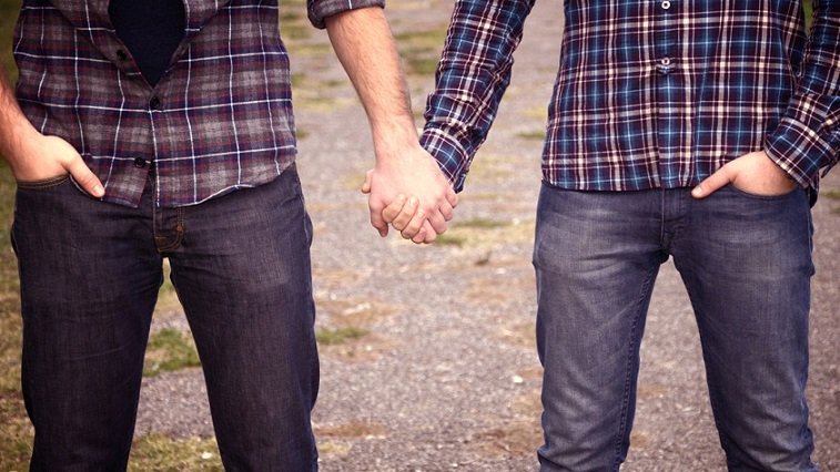 Εγκρίθηκε το νομοσχέδιο για την επέκταση του συμφώνου συμβίωσης – Φρένο στην υιοθεσία από ομόφυλα ζευγάρια