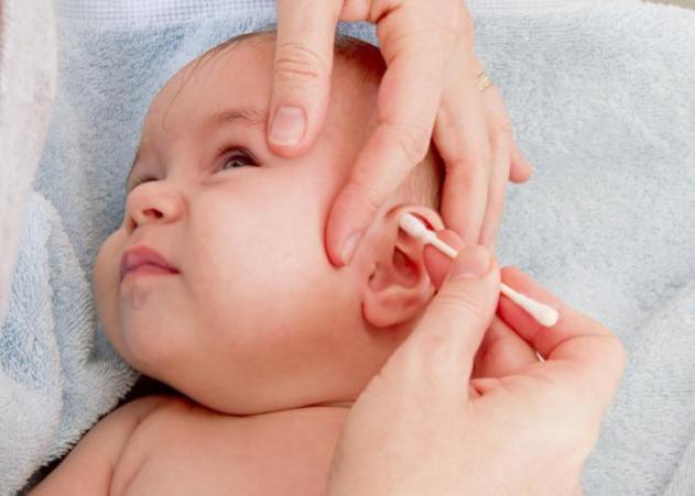 Πώς να καθαρίσετε τη μύτη και τα αφτάκια του μωρού;