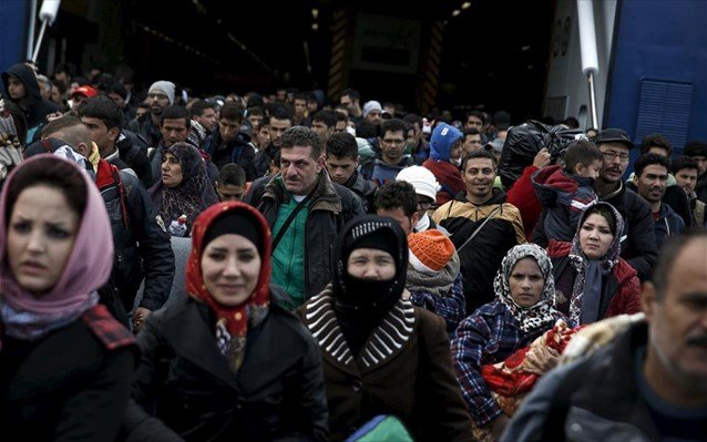 Σχεδόν 4.000 πρόσφυγες αποβιβάστηκαν το πρωί στο λιμάνι του Πειραιά