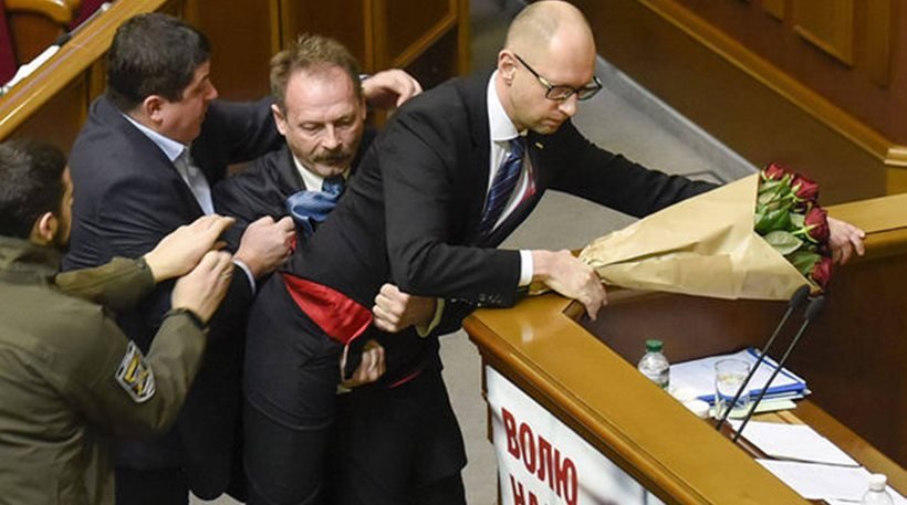 Βουλευτής κατεβάζει… σηκωτό τον πρωθυπουργό από το βήμα, στην ουκρανική Βουλή