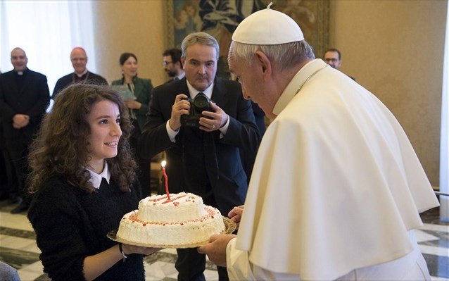 Τα 79 «έκλεισε» ο πάπας Φραγκίσκος - Χιλιάδες ευχές μέσω διαδικτύου για τα γενέθλιά του