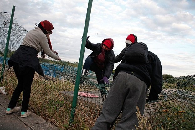 Γαλλία: Εκατοντάδες πρόσφυγες & μετανάστες επιχείρησαν να εισέλθουν στη σήραγγα της Μάγχης