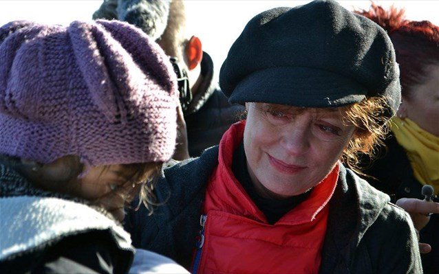 Συγκλονισμένη η Σούζαν Σάραντον από τις εικόνες που αντικρίζει στη Λέσβο με τους πρόσφυγες & μετανάστες