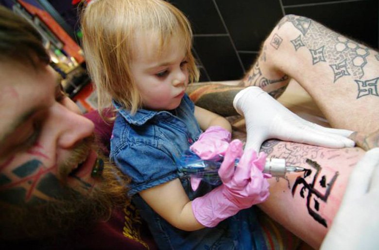 Η μικρότερη tattoo artist στον κόσμο είναι μόλις 7 ετών