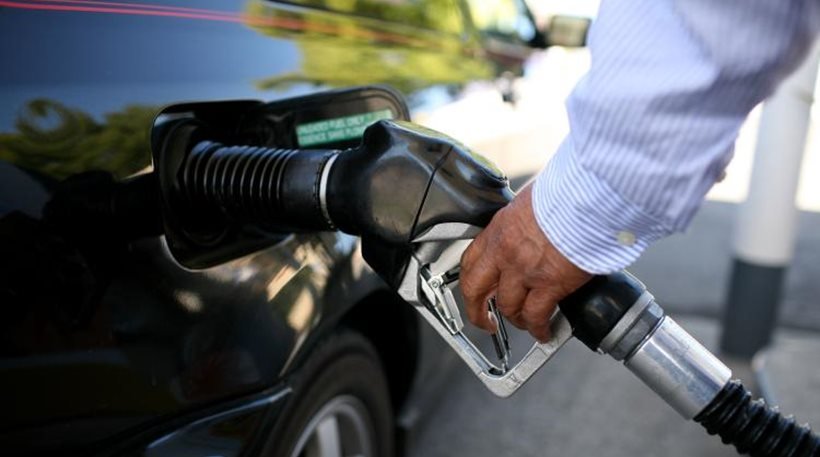 Σχέδιο μείωσης τελών κυκλοφορίας, αλλά με αύξηση της τιμής της βενζίνης, εξετάζει το ΥΠΟΙΚ
