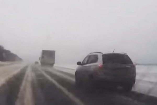 Όποιος βιάζεται στο χιονισμένο δρόμο... σκοντάφτει! (video)