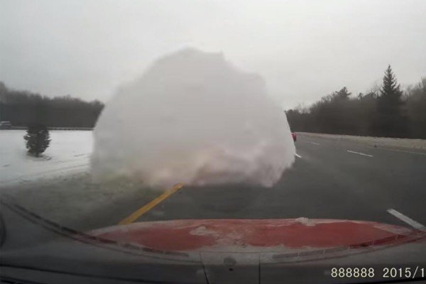 Να γιατί πρέπει να αφαιρείται το χιόνι από το αυτοκίνητο (video)