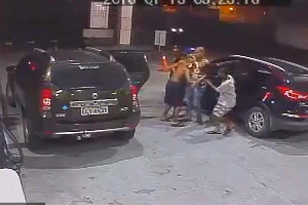 Καρέ - καρέ κλοπή αυτοκινήτου με επιβάτες σε βενζινάδικο (video)