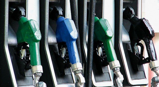 ΥΠΟΙΚ: Eξηγεί γιατί οι τιμές των καυσίμων δεν συμβαδίζουν με την πτώση του πετρελαίου