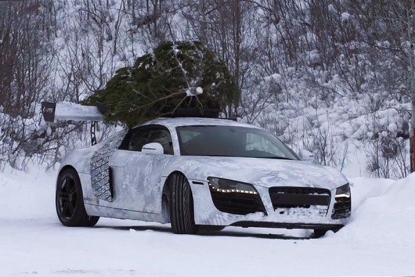 Audi R8 ντριφτάρει στο χιόνι με έλατο στην οροφή! (video)