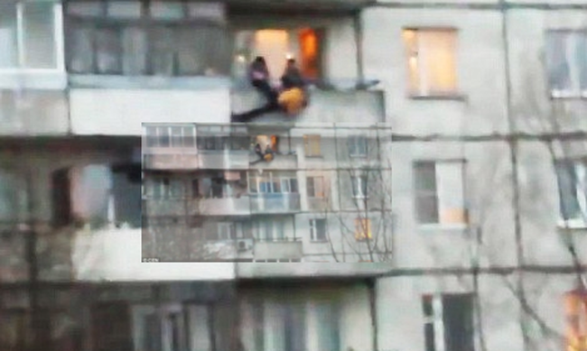 Βίντεο που σοκάρει: Καρέ-καρέ η πτώση ενός άνδρα από τον 5ο όροφο