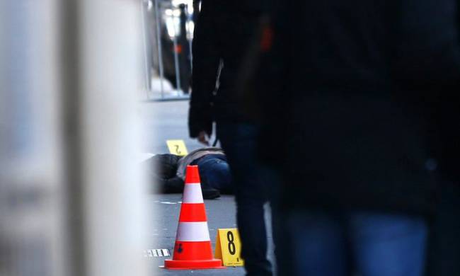 «Άλυτος γρίφος» η ταυτότητα του άνδρα που επιτέθηκε σε αστυνομικό τμήμα στο Παρίσι