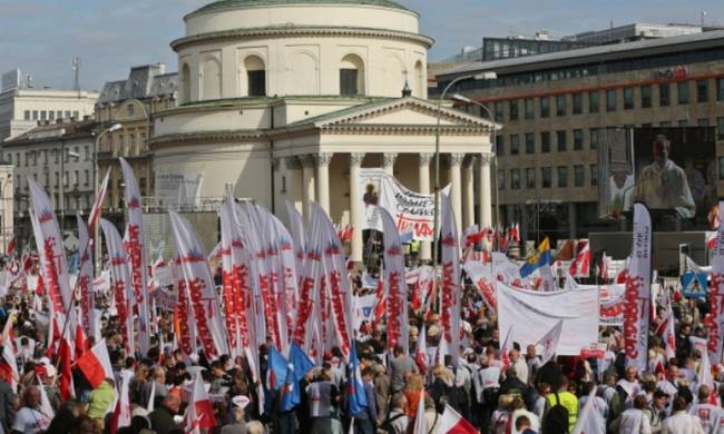 Πολωνία: Χιλιάδες διαδηλωτές στους δρόμους ενάντια στο νόμο για τον έλεγχο των δημόσιων ΜΜΕ